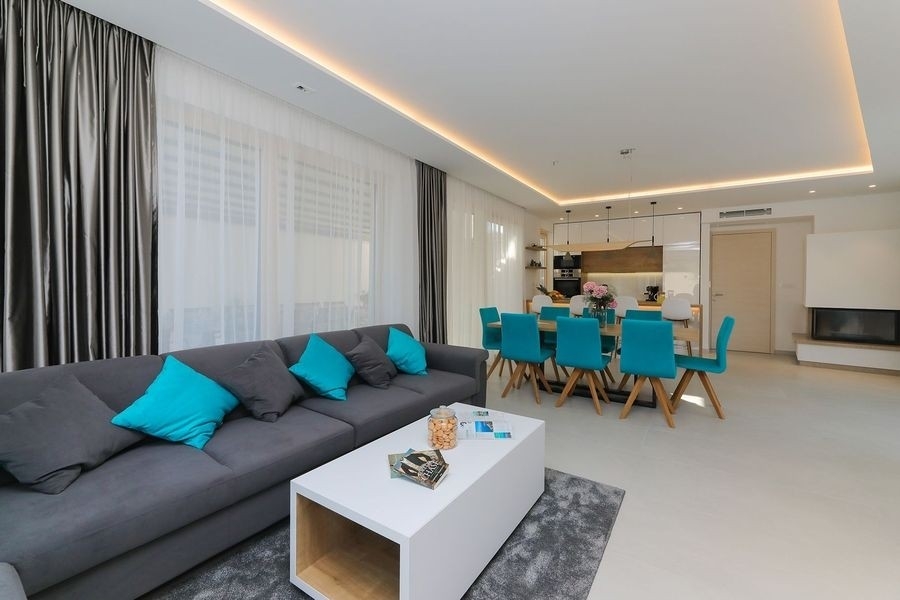 Wohnzimmer mit Sofa und Essbereich
