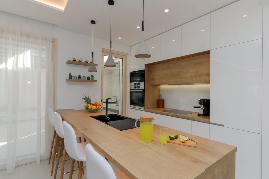 Moderne Küche mit Theke und Einbaugeräten