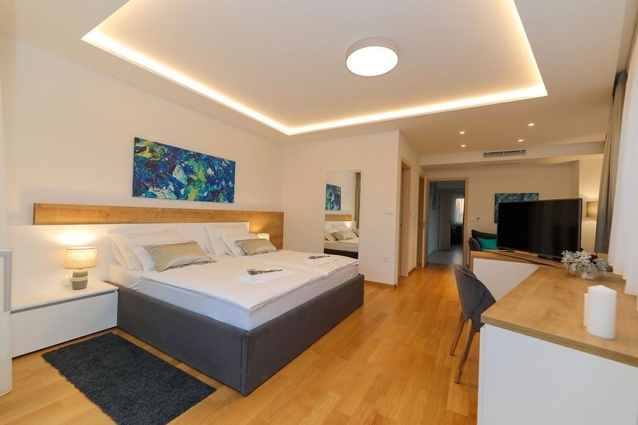 Schlafzimmer mit Doppelbett und Spiegelschrank