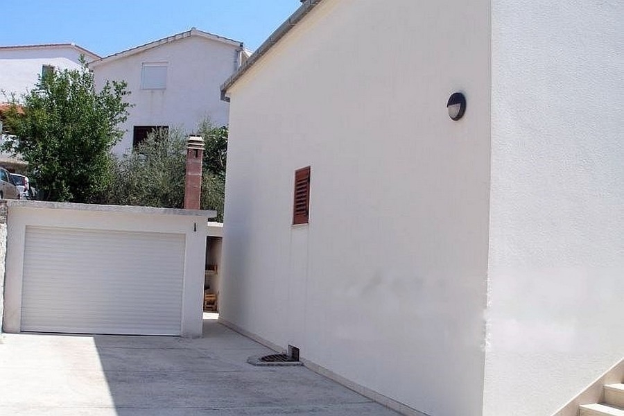 Garage mit gepflastertem Hof in Kroatien