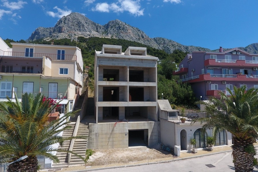 Ansicht des unfertigen Apartmenthauses mit Biokovo-Gebirge