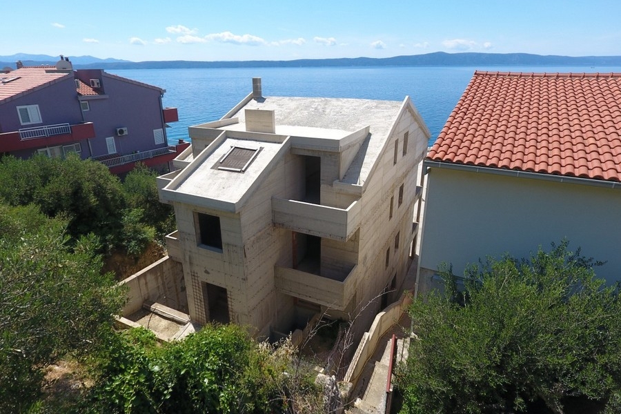 Luftaufnahme des Apartmenthauses direkt am Meer