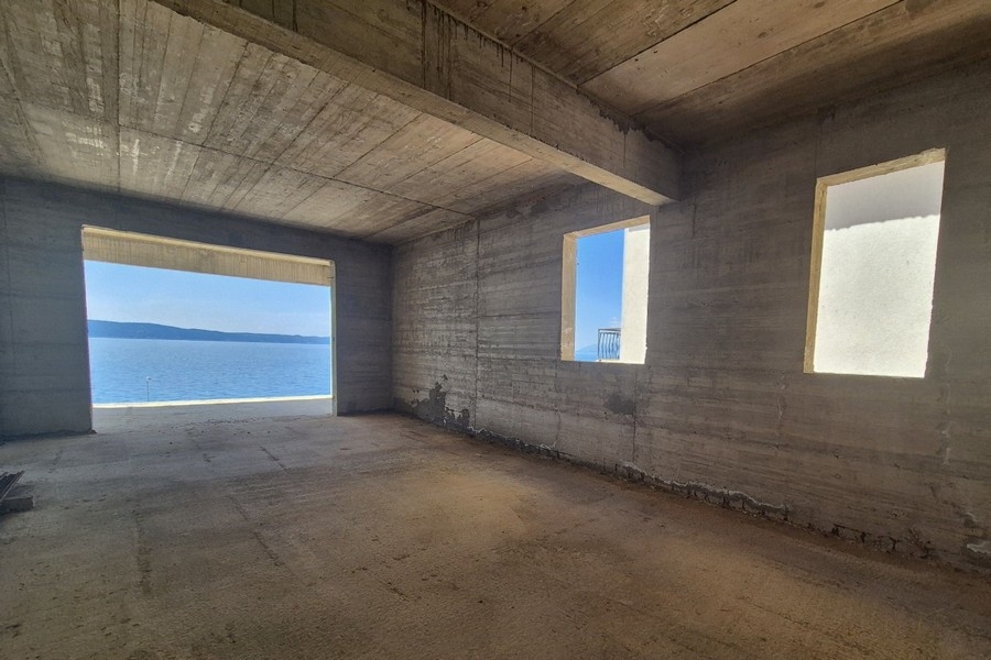 Innenraum im Rohbau mit Blick auf die Adria