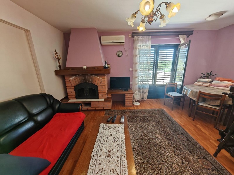 Wohnzimmer mit Kamin im Apartment