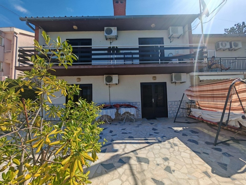 Hausansicht mit Terrasse und Hollywoodschaukel