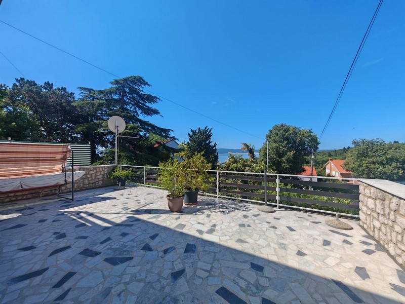 Große Terrasse mit Steinboden