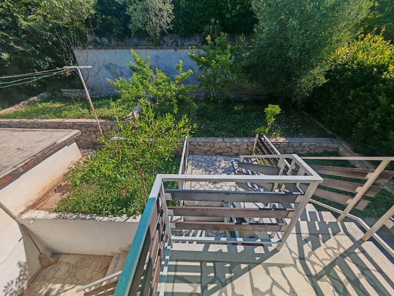 Blick von der Terrasse in den Garten