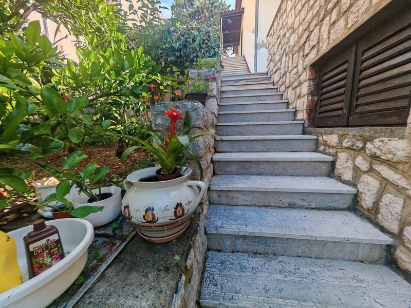 Steintreppe mit Blumentöpfen am Haus in Kroatien
