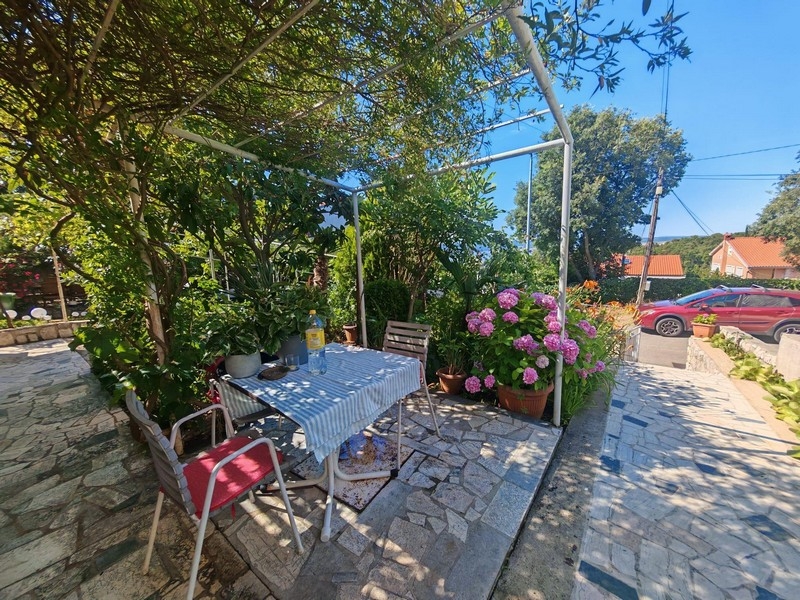 Sitzecke im Garten mit Tisch und Stühlen