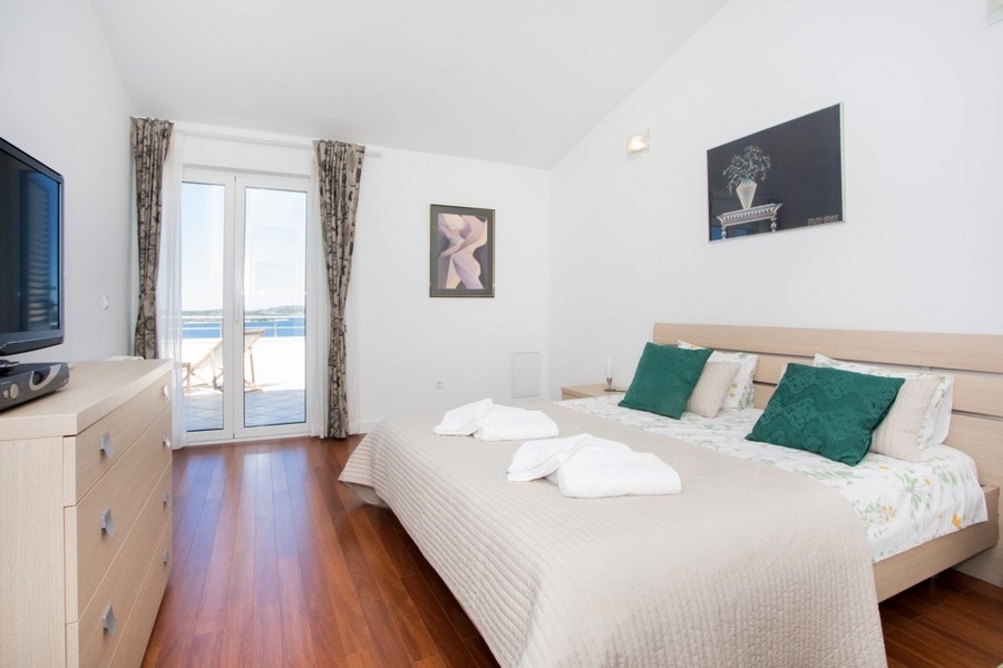 Schlafzimmer mit Zugang zur Terrasse