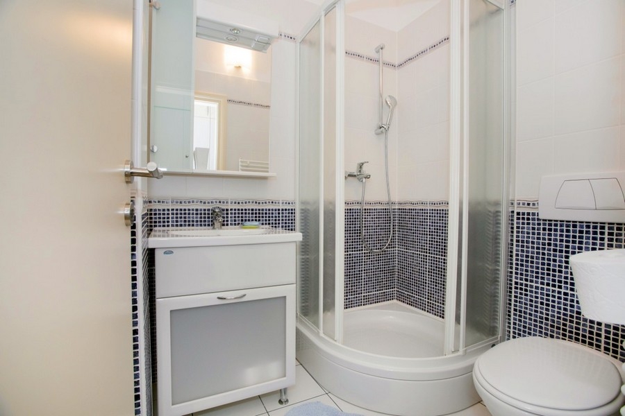 Badezimmer mit Dusche