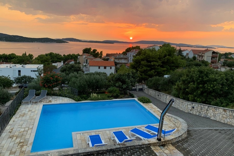 Pool mit Meerblick bei Sonnenuntergang in Kroatien