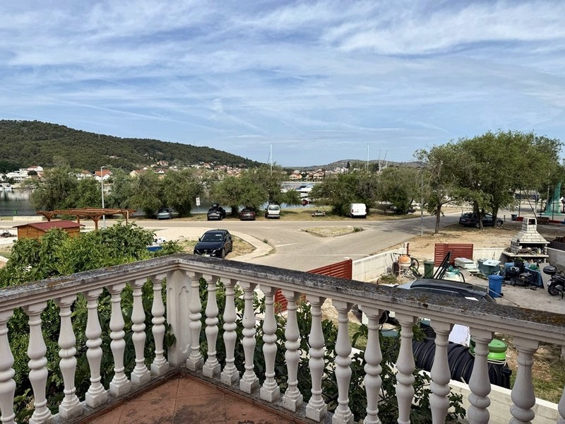 Blick von der Terrasse auf das Wasser in Bilice