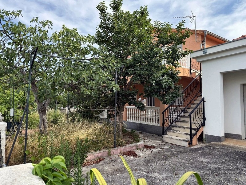 Hof mit Garten und Treppe zum Obergeschoss