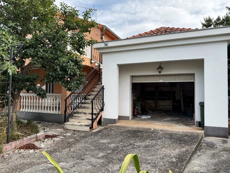 Garage mit Zufahrt