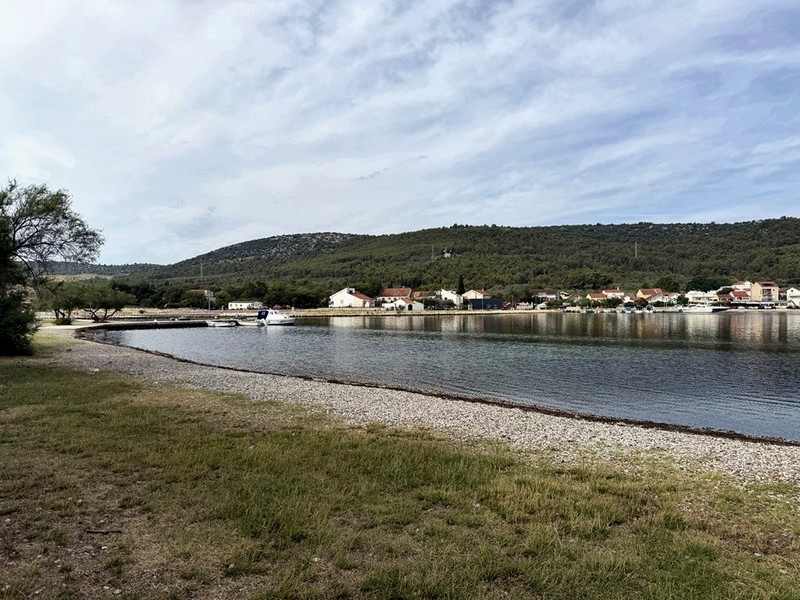 Kiesstrand am Wasser nahe der Immobilie in Kroatien