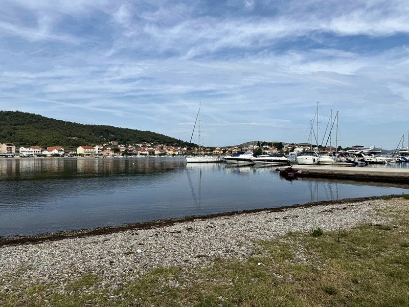 Bucht mit Booten bei Bilice