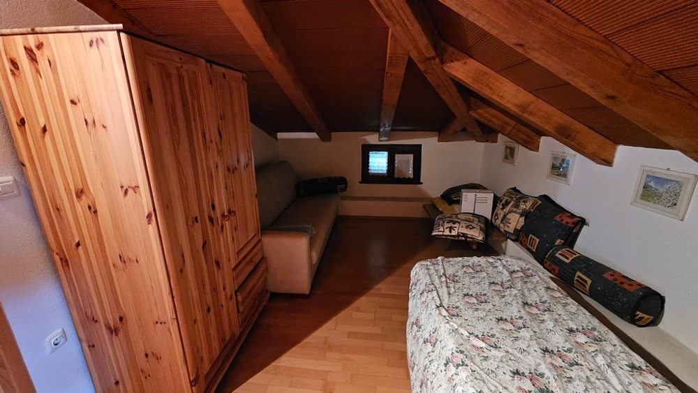 Dachraum mit Kleiderschrank und Schlafcouch