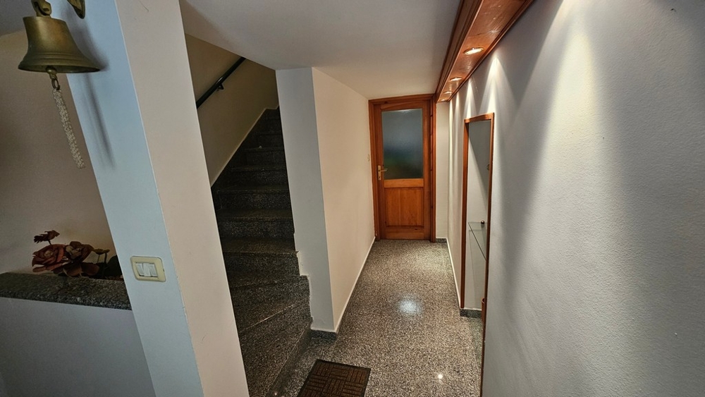 Flur mit Fenster im Steinhaus