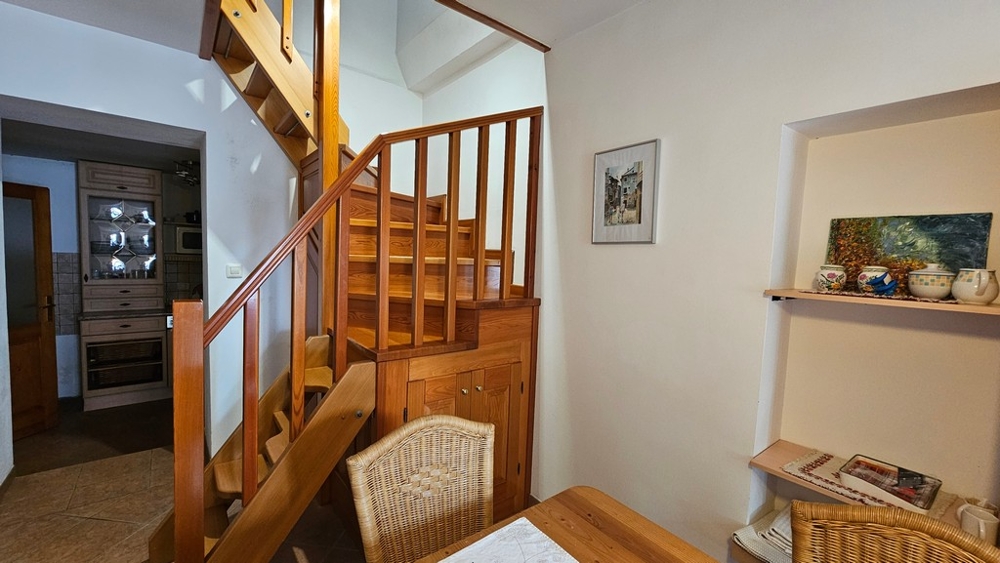Wohnbereich mit Holztreppe in Kroatien
