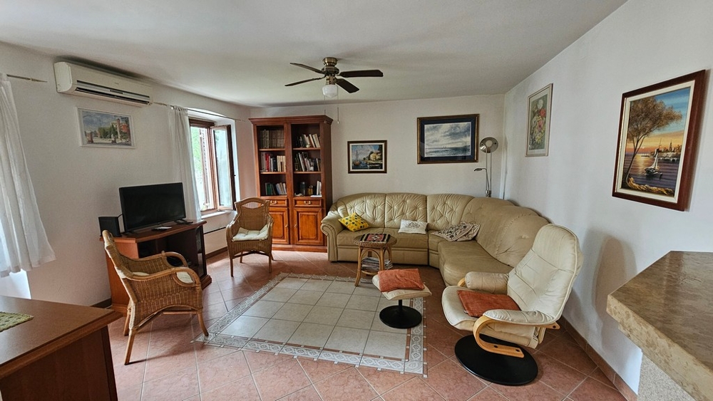 Wohnzimmer mit Sofa und Klimatisierung