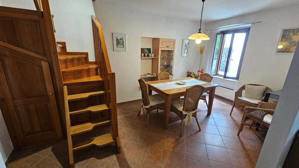 Wohnbereich mit Tisch und Holztreppe