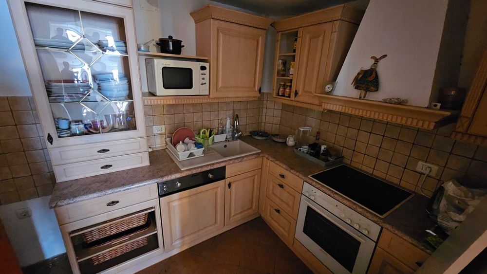 Küche mit Backofen und Kochfeld
