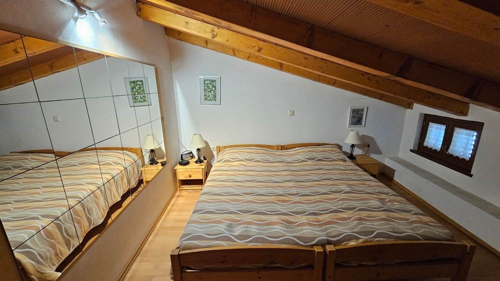 Schlafzimmer im Dachgeschoss mit Doppelbett