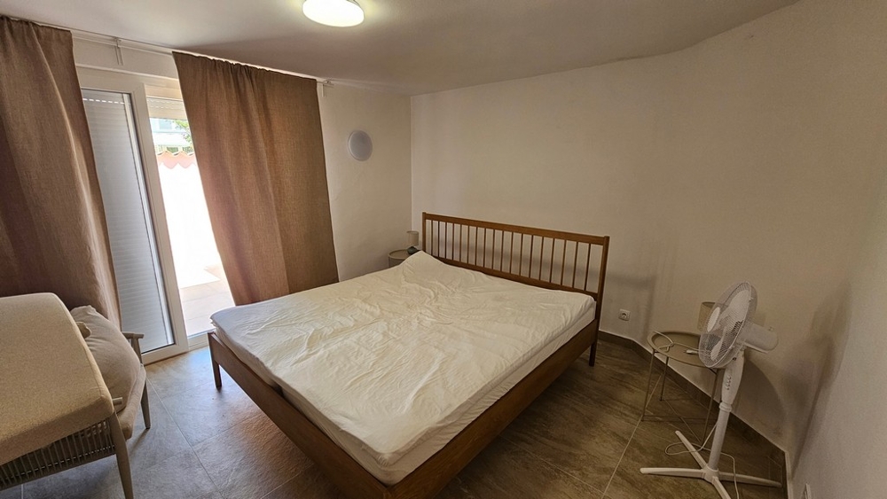 Schlafzimmer mit Doppelbett und Fenster