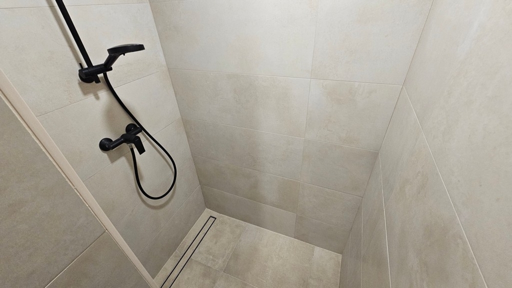 Dusche im Badezimmer des Reihenhauses