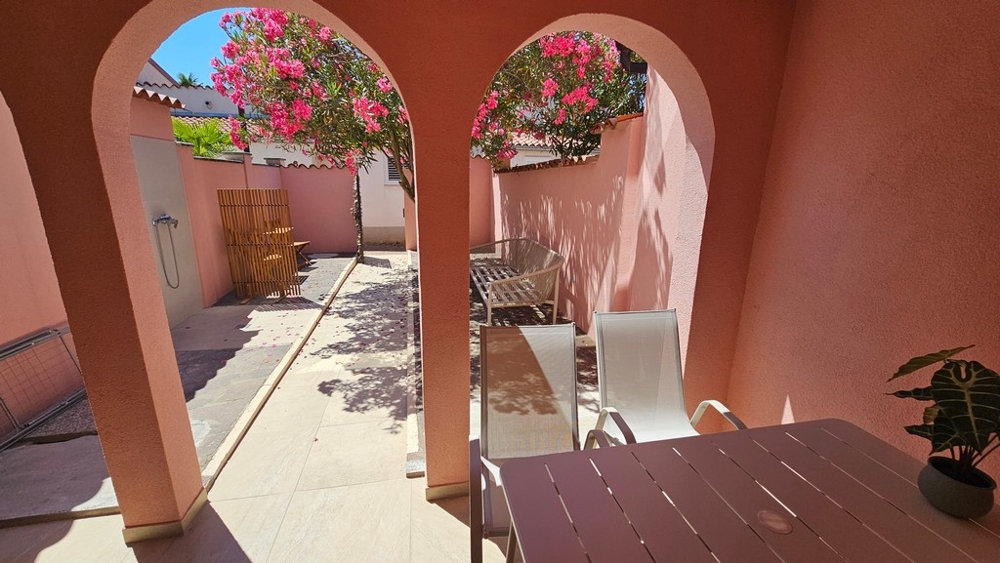 Überdachte Terrasse mit Sitzplatz am Reihenhaus