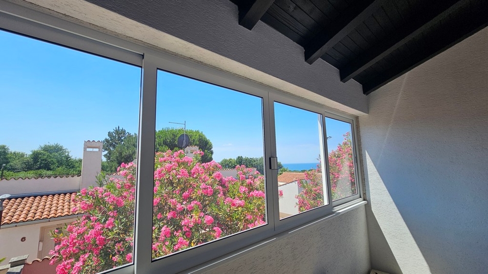 Meerblick über den Garten durch das Fenster