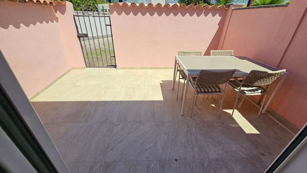 Terrasse mit Tisch und Zaun in Kroatien