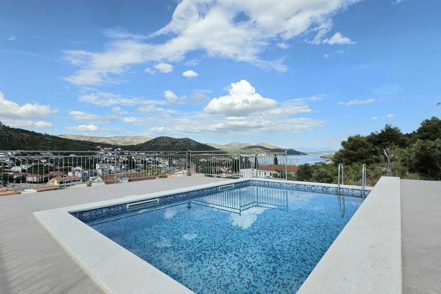 Haus mit Swimmingpool und Meerblick in Marina Kroatien