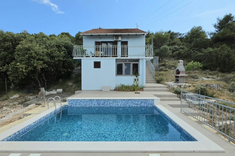 Außenansicht des Hauses mit Pool und Garten