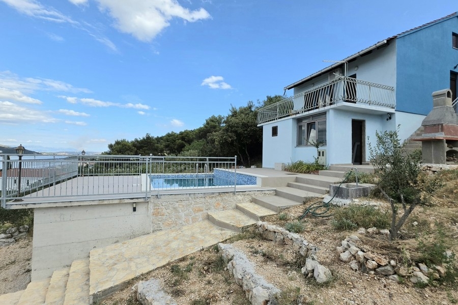 Haus mit Pool und Blick auf das Meer