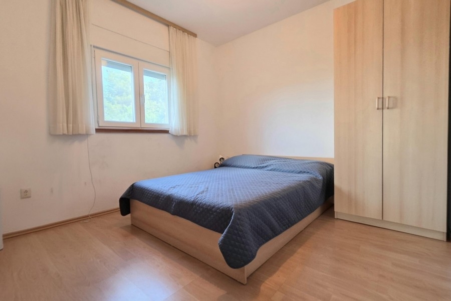 Schlafzimmer mit Kleiderschrank