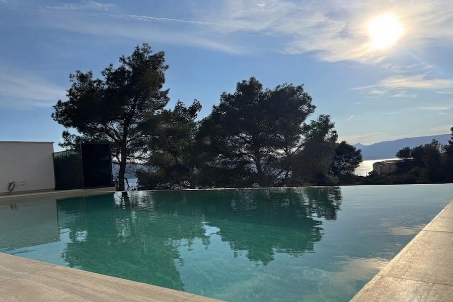 Swimmingpool der Villa in der Abenddämmerung