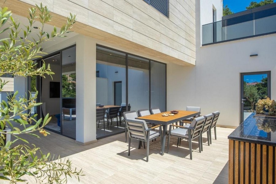 Terrasse mit Sitzbereich im Freien