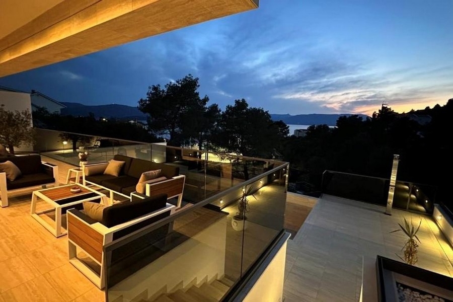 Terrassenlounge mit Meerblick am Abend