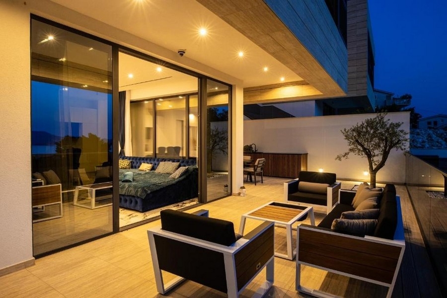 Überdachte Terrasse mit Loungebereich