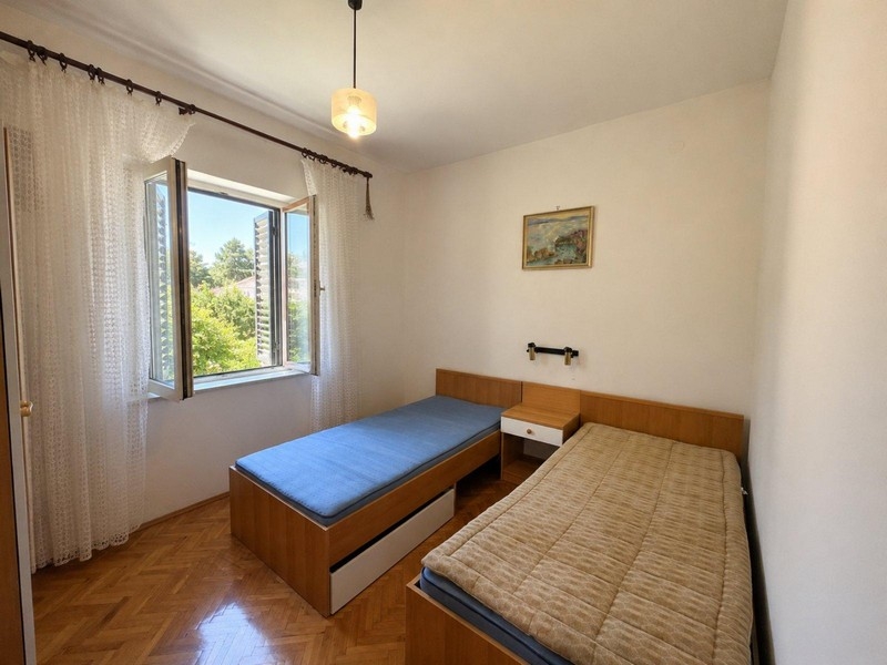 Schlafzimmer mit zwei Einzelbetten
