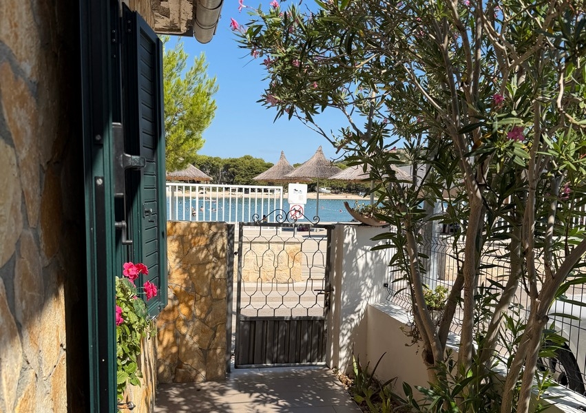 Eingang mit Blick zum Strand in Betina