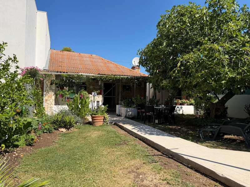 Garten mit Rasen und Haus in Kroatien