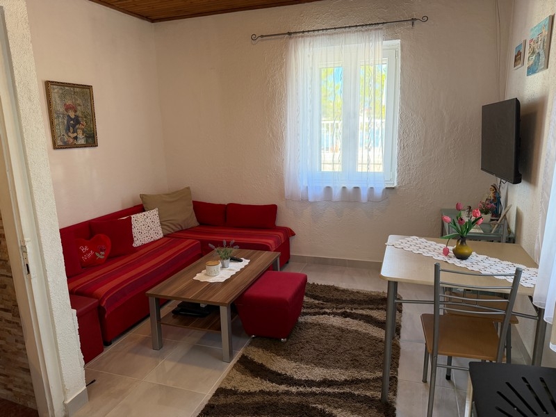 Wohnzimmer mit Sofa und Fernseher