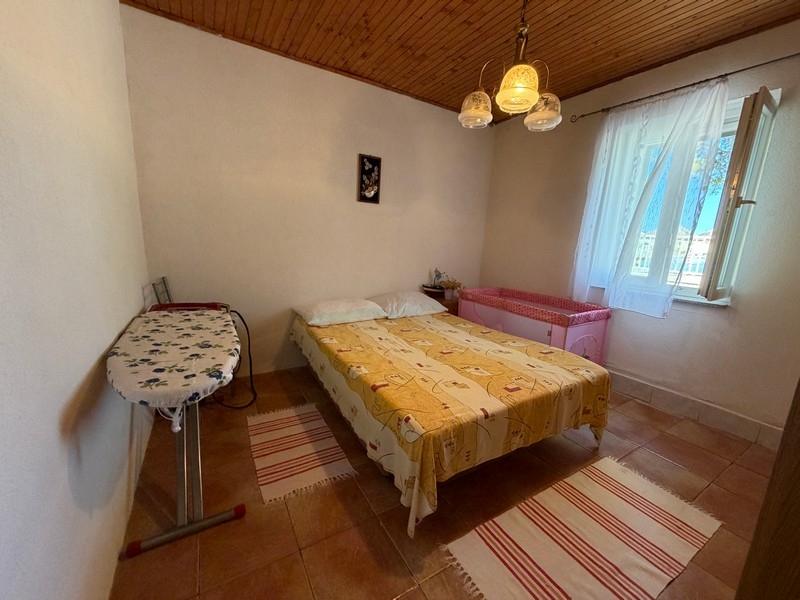 Schlafzimmer mit Doppelbett und Holzdecke
