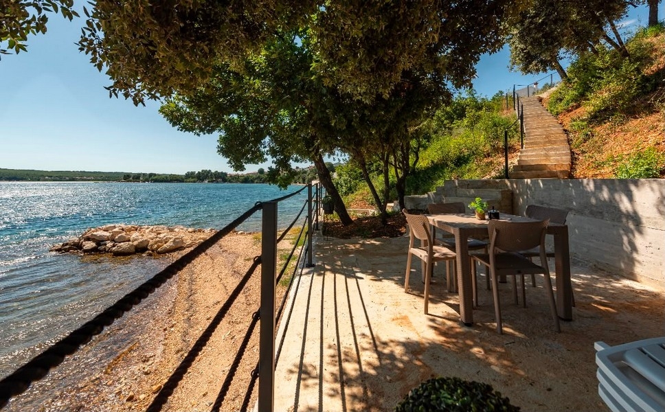 Sitzplatz am Wasser mit Blick auf die Bucht