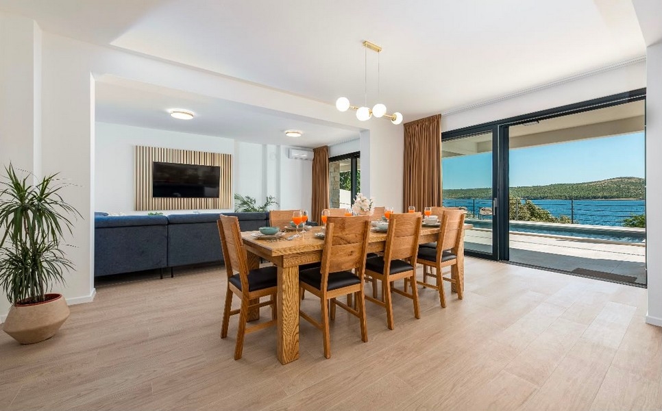 Wohnraum mit großem Tisch und Meerblick
