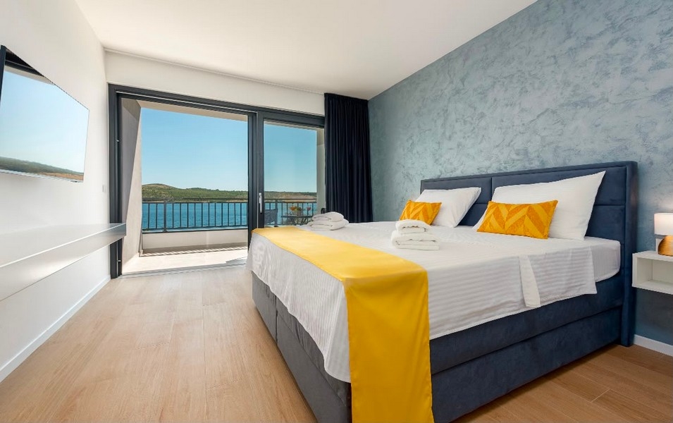 Schlafzimmer mit Terrassenzugang und Meerblick