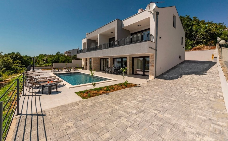 Villa mit Swimmingpool und Sonnenliegen